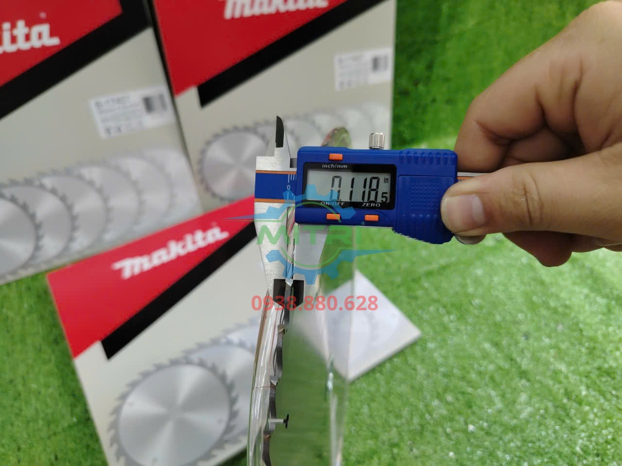 Đo độ dày lưỡi cưa gỗ Makita B-17457 để kiểm tra thông số trước khi giao