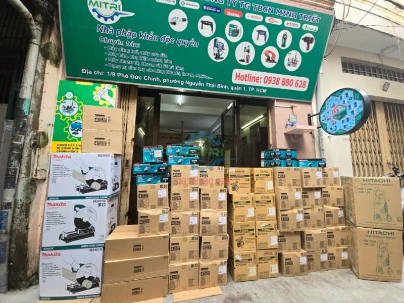 Mặt tiền cửa hàng Minh Triết với thùng hàng và hộp dụng cụ phía trước