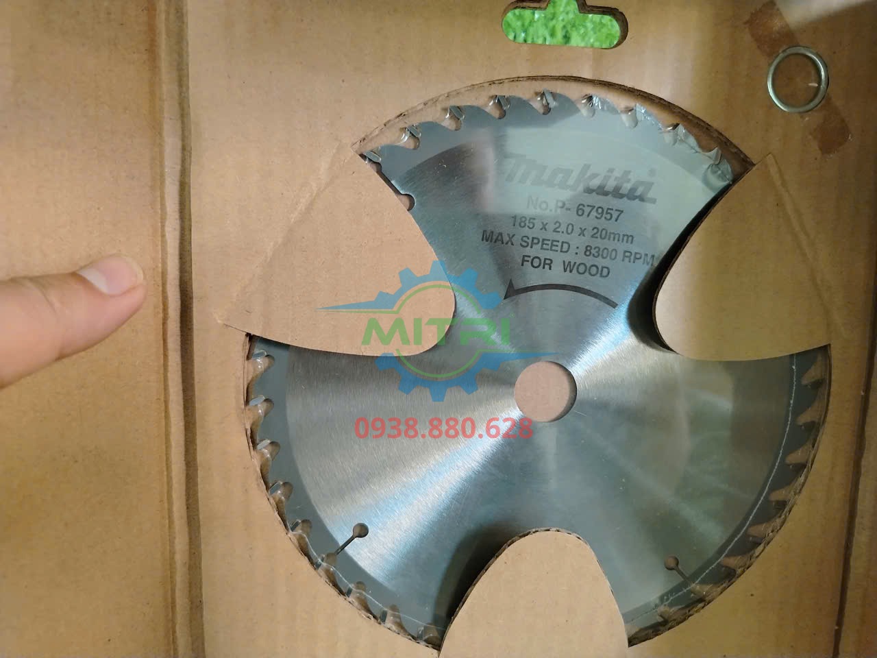Đóng gói lưỡi cắt gỗ Makita P-67957 185mm chính hãng trước khi giao