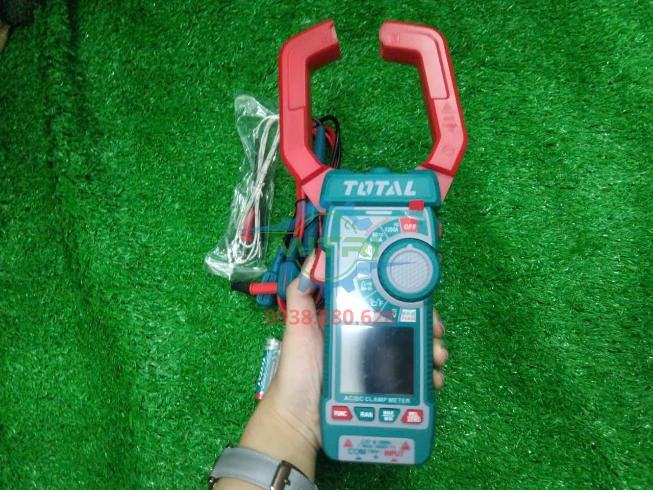 Đồng hồ ampe kìm kỹ thuật số Total TMT7610002 - góc nhìn thực tế