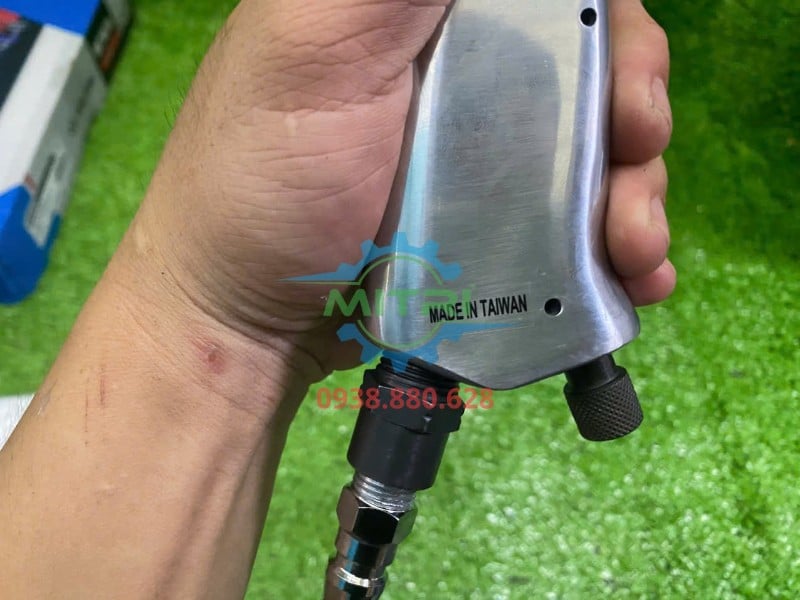 Đuôi tay cầm và đầu nối khí của búa đục hơi CYT CY-2208K