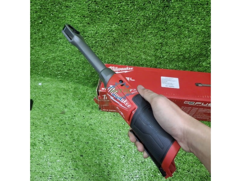 Gắn khẩu vào Milwaukee M12 FPTR-0 Gắn khẩu vào Milwaukee M12 FPTR-0 để thao tác trong garage và vị trí hẹp