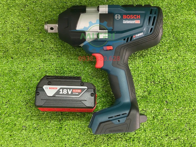 Gắn pin Bosch 18V vào máy siết bulong Bosch GDS 18V-1050H
