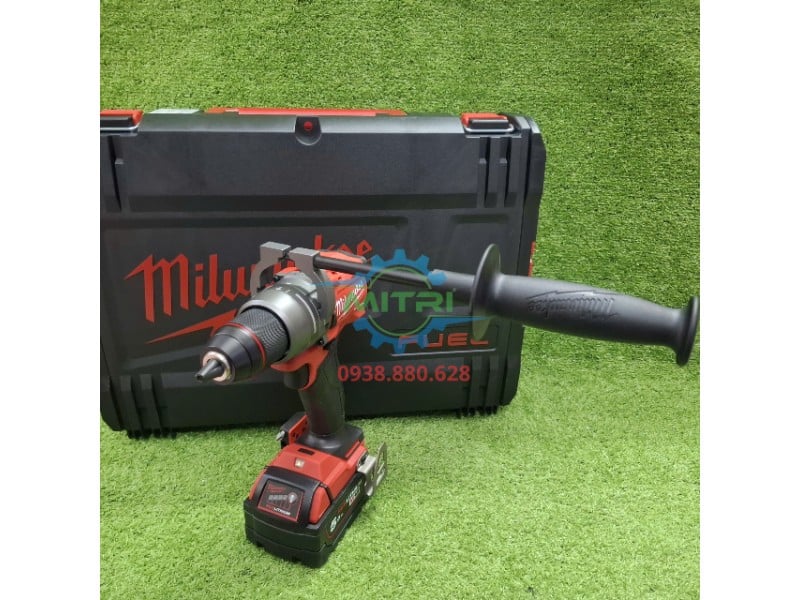 Thao tác gắn pin M18 18V vào đế máy vô cùng mượt mà và chắc chắn