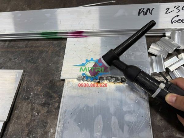 Cụm giắc cắm súng hàn TIG giải nhiệt nước chịu dòng 500A trên Jasic TIG500P E312