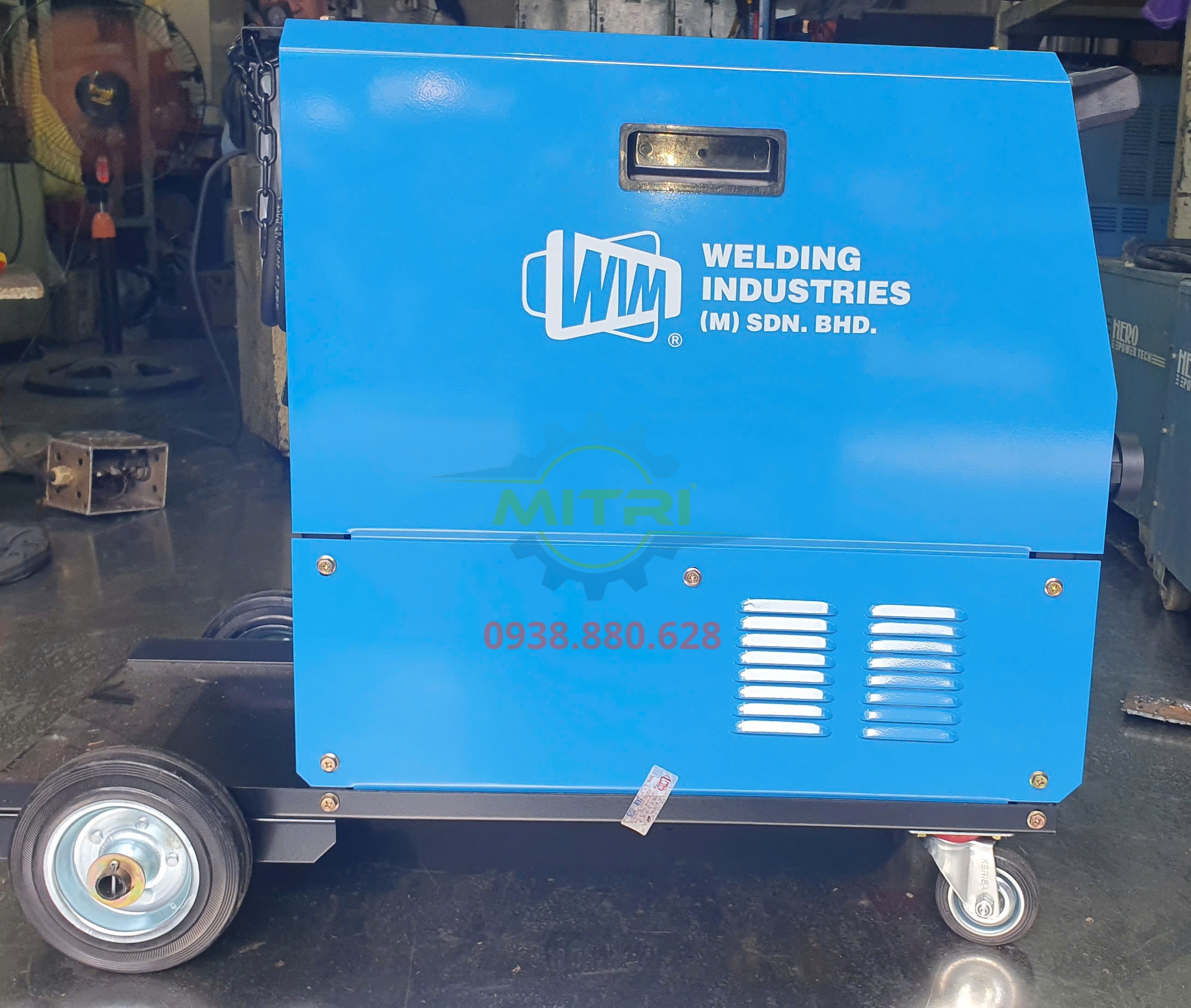 Hông máy hàn MIG WIM MIGWELD 210S có bánh xe di chuyển trong xưởng