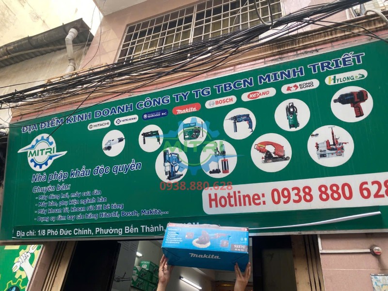Hộp máy đánh bóng Makita 9237C trước bảng hiệu Minh Triết