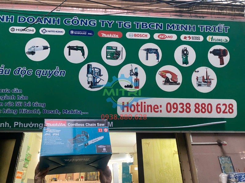 Hộp máy cưa xích dùng pin Makita UC007GZ trước bảng hiệu Minh Triết
