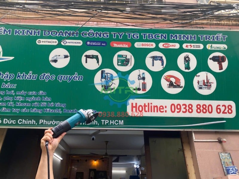 Hộp máy mài Makita 9556HB trước bảng hiệu Minh Triết