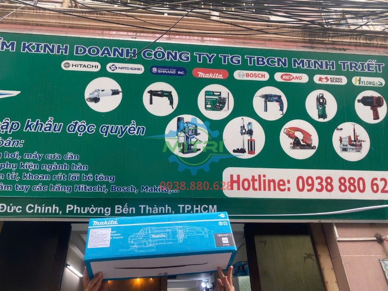 Hộp máy mài góc Makita GA7060 trước bảng hiệu Minh Triết