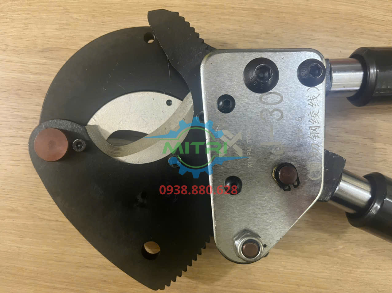 Kìm J30 ứng dụng thực tế trong thi công điện lực
