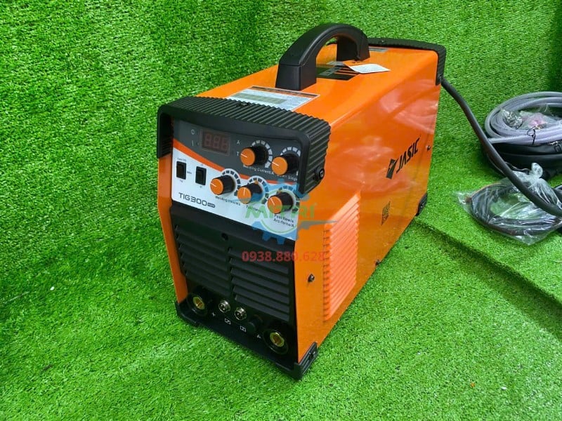 Máy hàn TIG lạnh Jasic TIG300 W229 góc nghiêng 45 độ