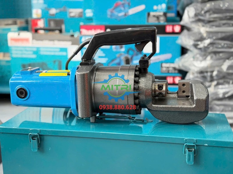 Khách hàng nghiệm thu Máy cắt sắt thủy lực RC-25 tại công trình