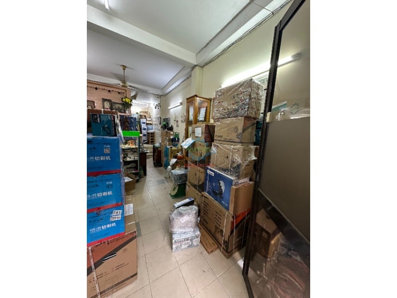 Hàng hóa xếp dọc hai bên lối đi trong cửa hàng