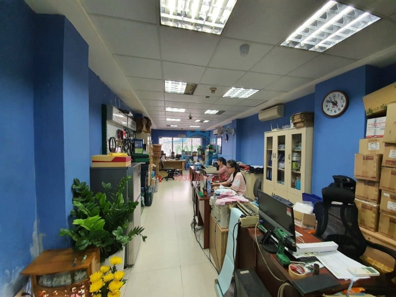 Không gian văn phòng Minh Triết với nhân sự làm việc tại các bàn