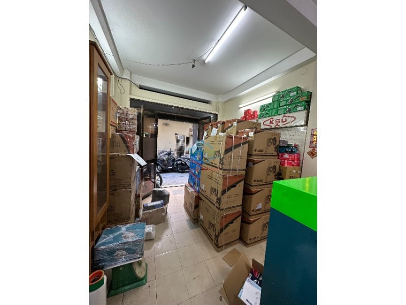 Các kiện hàng trong cửa hàng nhìn về phía cửa ra vào