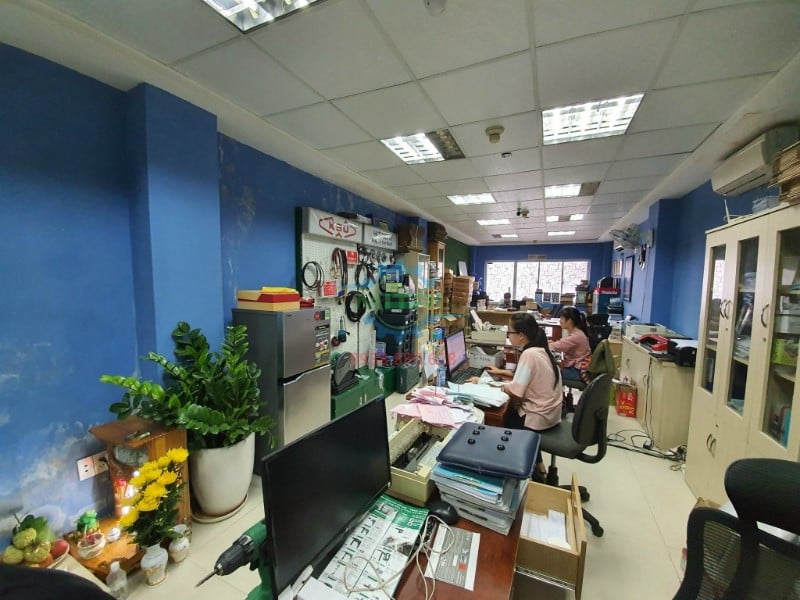 Nhân sự Minh Triết làm việc tại quầy trong văn phòng