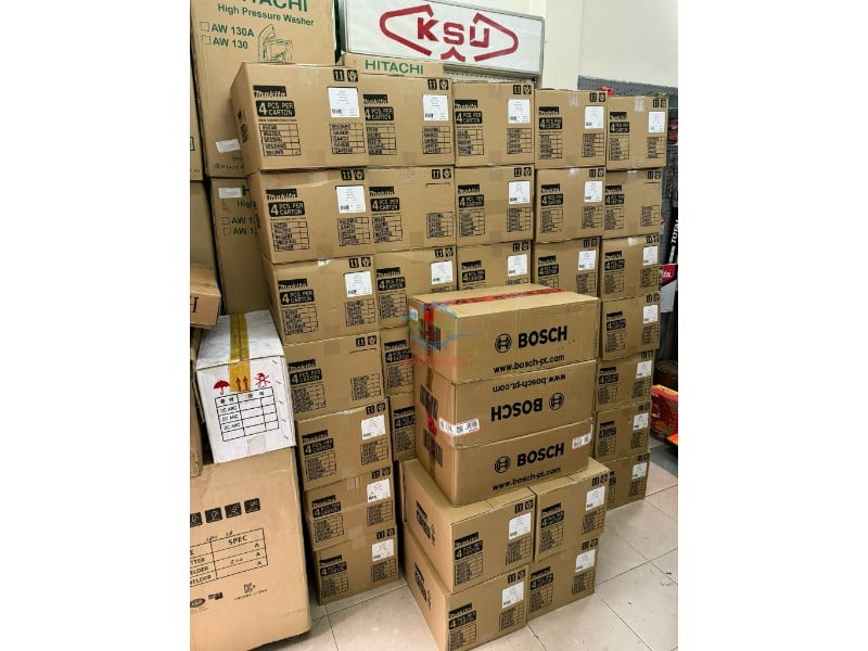 Thùng hàng Bosch và Makita xếp tại khu vực cửa hàng
