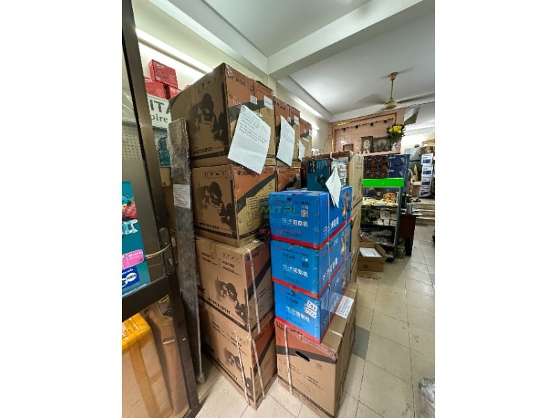 Các thùng thiết bị xếp cạnh lối đi trong cửa hàng Minh Triết