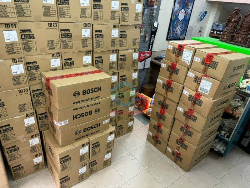 Thùng Bosch đặt phía trước dãy thùng carton Makita