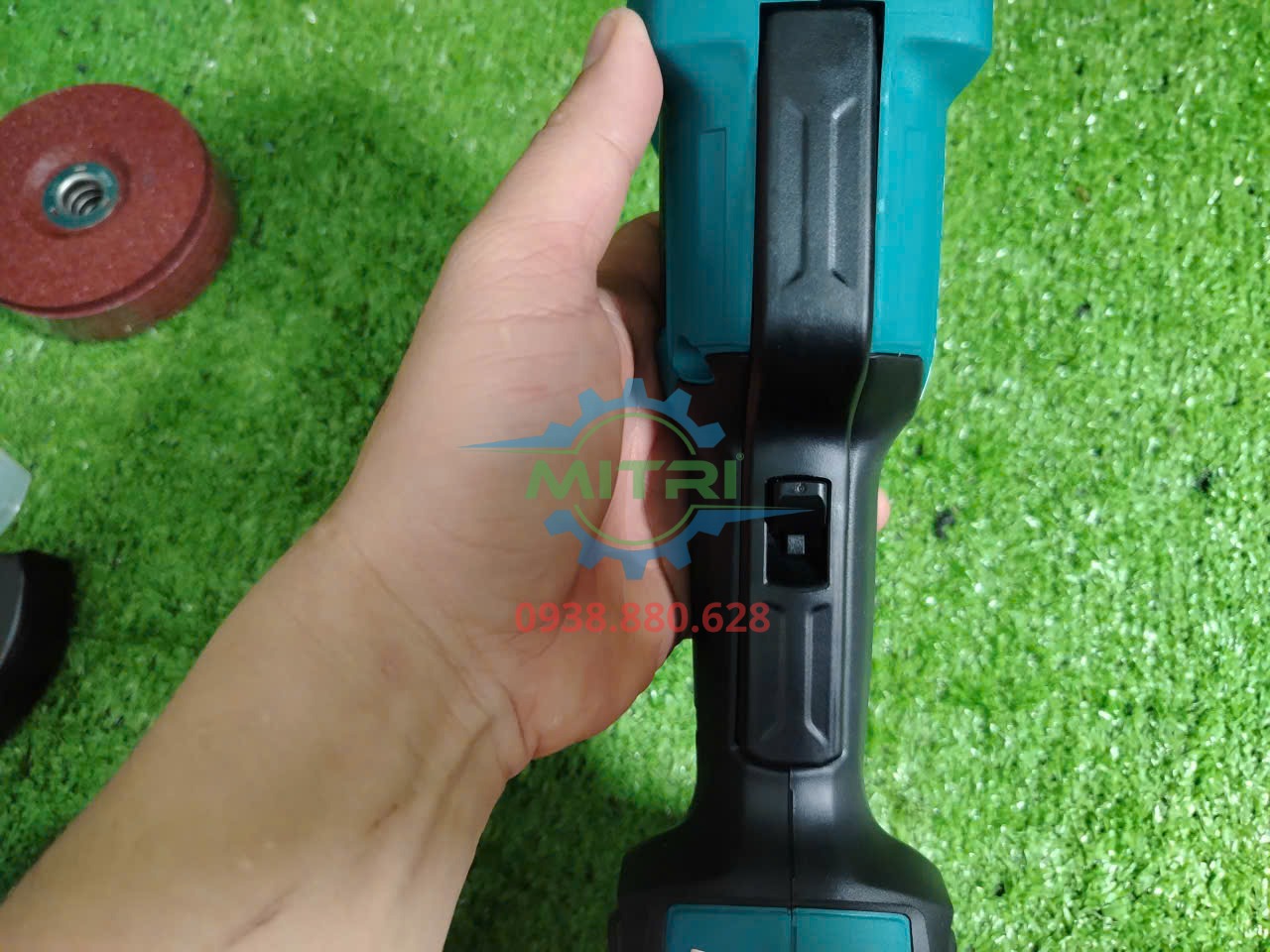 Khóa an toàn công tắc Makita DGA408RTJ1 hỗ trợ kiểm soát thao tác bật máy