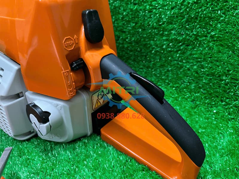 Khung tay cầm chắc chắn của máy cưa xích STIHL MS250