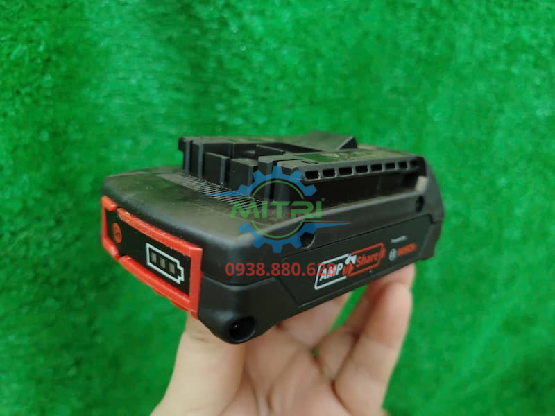 Kích thước nhỏ gọn của pin Bosch 18V 2.0Ah thuận tiện làm việc trên cao