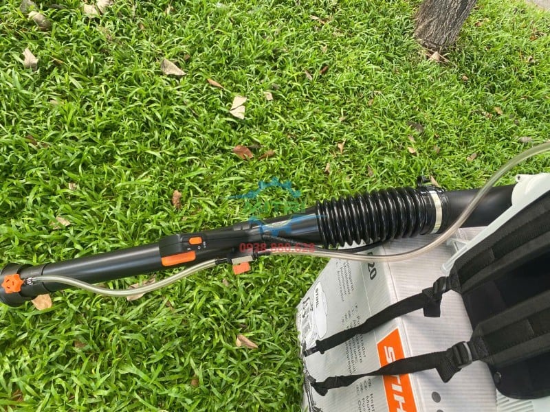 Kiểm tra bình chứa dây đeo ống thổi STIHL SR420 trước khi giao