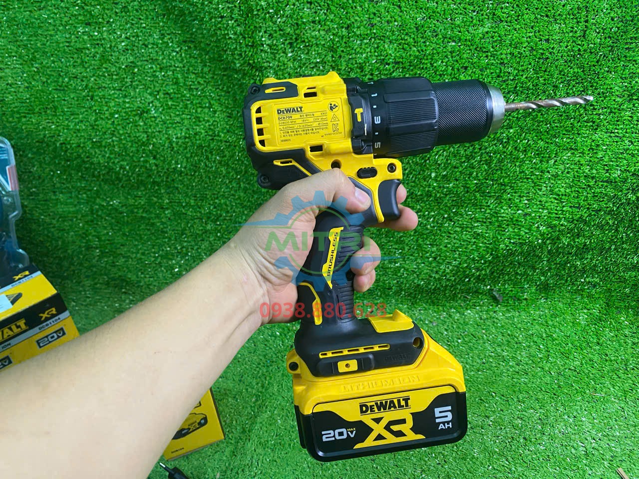 Kiểm tra combo Dewalt DCD709N 18V trước khi giao khách tại Minh Triết