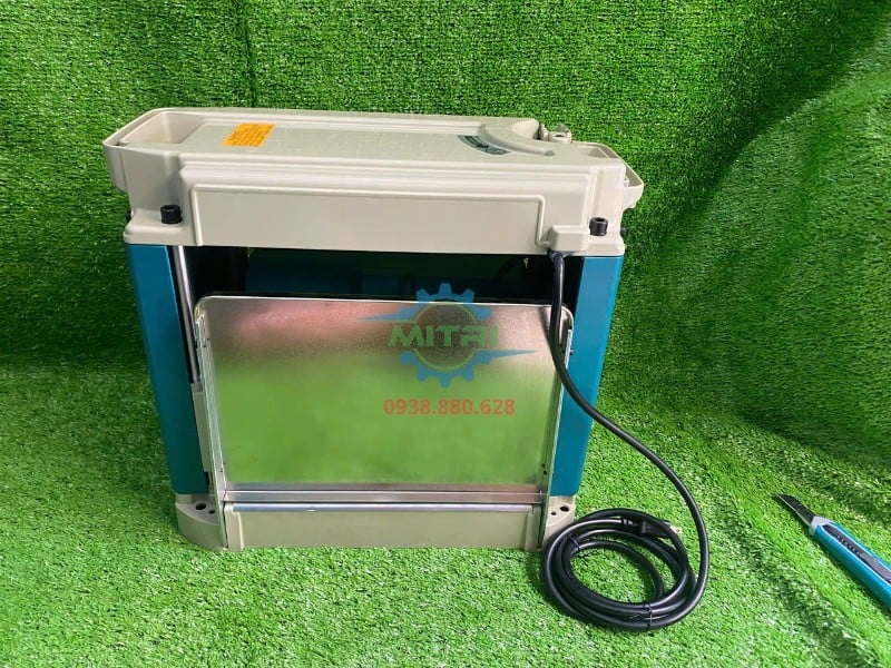 Kiểm tra máy bào bàn Makita 2012NB trước khi giao khách