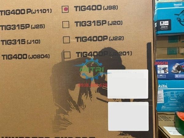Kỹ thuật viên Minh Triết kiểm tra máy hàn Jasic TIG 400 J98 chính hãng trước khi đi giao