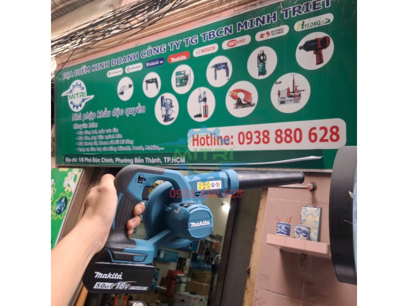 Kiểm tra máy thổi Makita DUB185RT trước khi giao khách