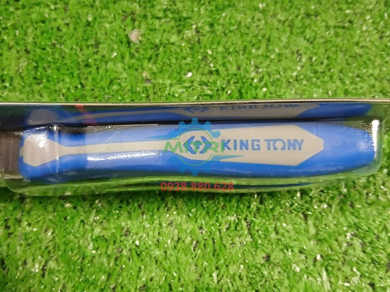 Logo KING TONY trên tay cầm kìm 6111-08 chụp cận cảnh