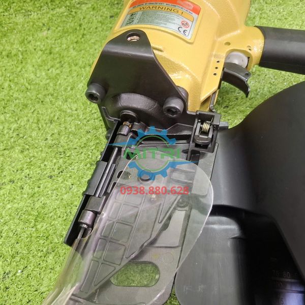 Lắp cuộn đinh vào máy bắn đinh Meite CN130