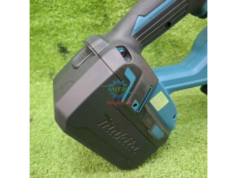 Lắp pin 5.0Ah cho máy trộn sơn Makita DUT130Z