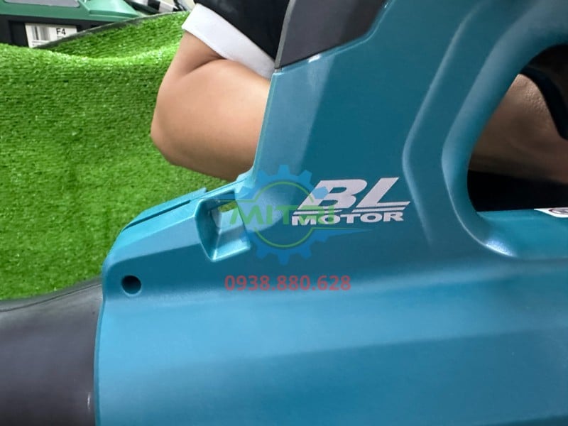 Logo BL Motor trên thân máy thổi lá Makita DUB184Z