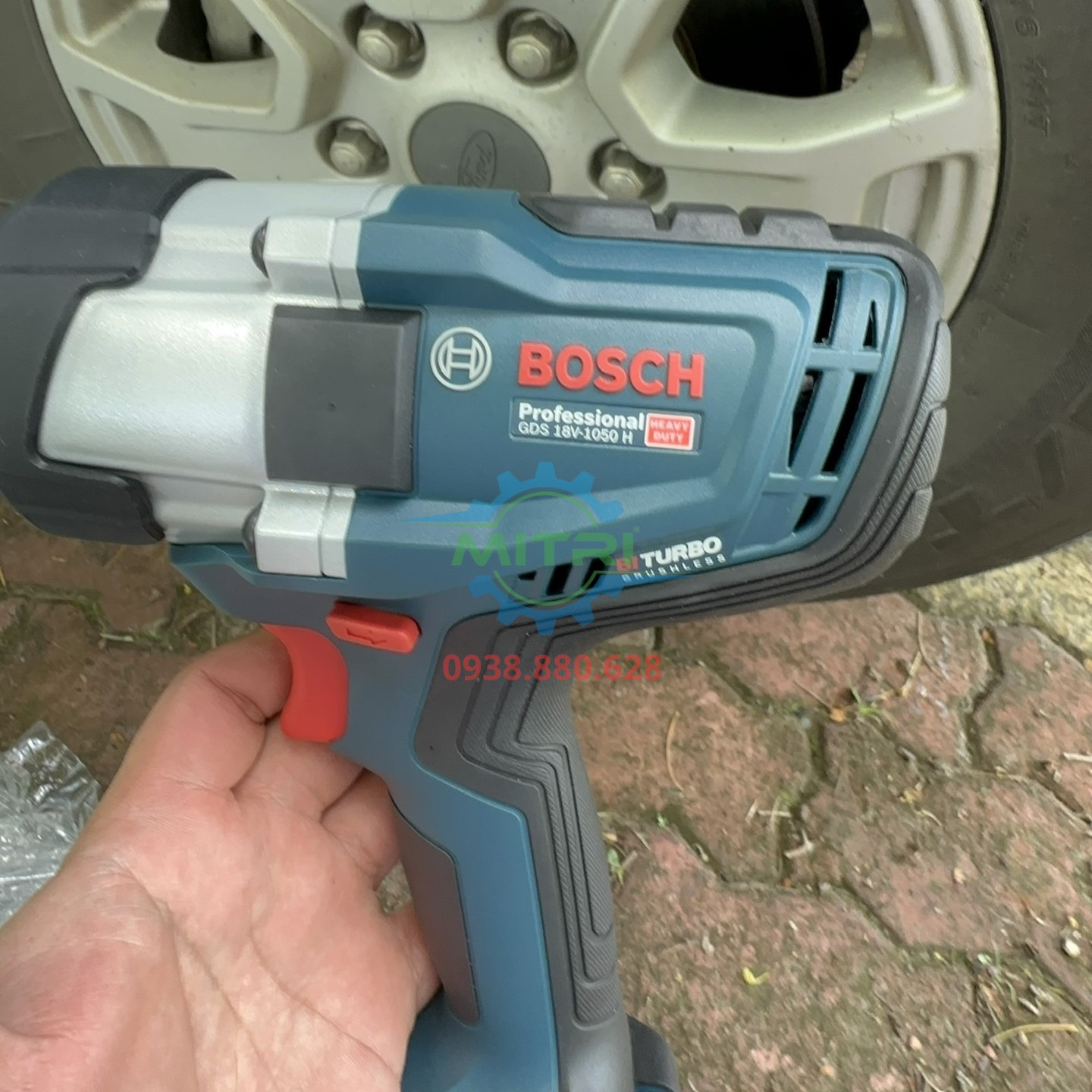 Logo Bosch Professional GDS 18V-1050H trên thân máy siết bu lông