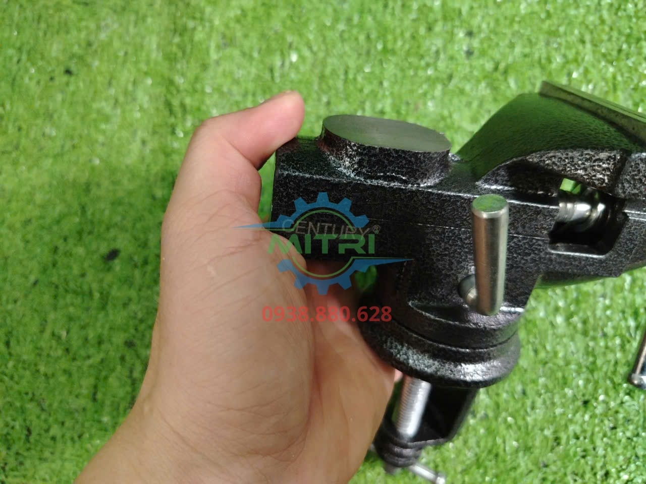 Logo Century trên thân ê tô kẹp bàn SD-E-70 giúp nhận diện đúng sản phẩm