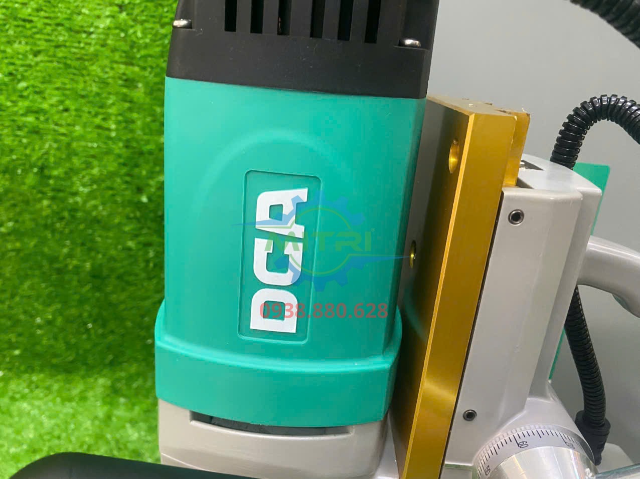 Logo DCA trên thân motor máy khoan từ AJC23