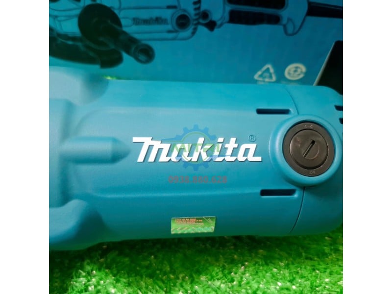 Logo Makita trên máy mài GA6010