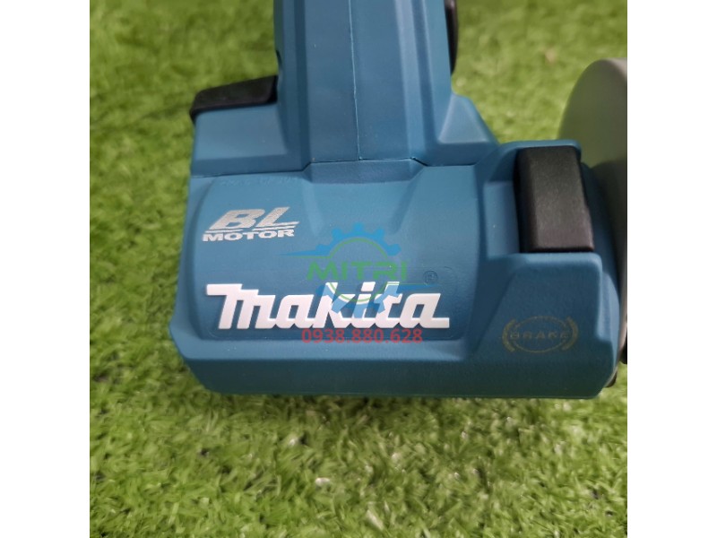 Logo thương hiệu Makita dập nổi sắc nét trên thân máy