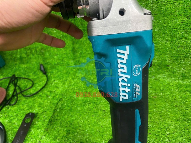 Logo Makita trên máy mài góc DGA506Z chính hãng Logo Makita trên máy mài góc DGA506Z chính hãng