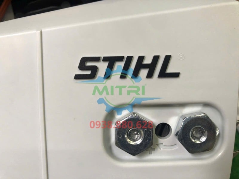 Logo STIHL trên thân máy cưa xích MS 250