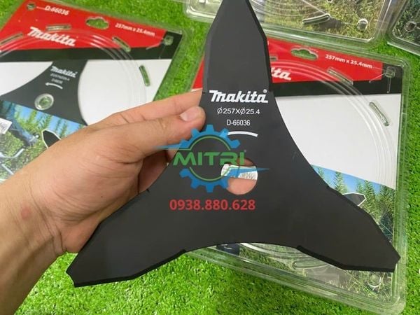 Alt 4: Lưỡi phát cỏ 3 răng Makita D-66036 thiết kế chuẩn kỹ thuật cơ khí xử lý tốt các loại cỏ thân cứng