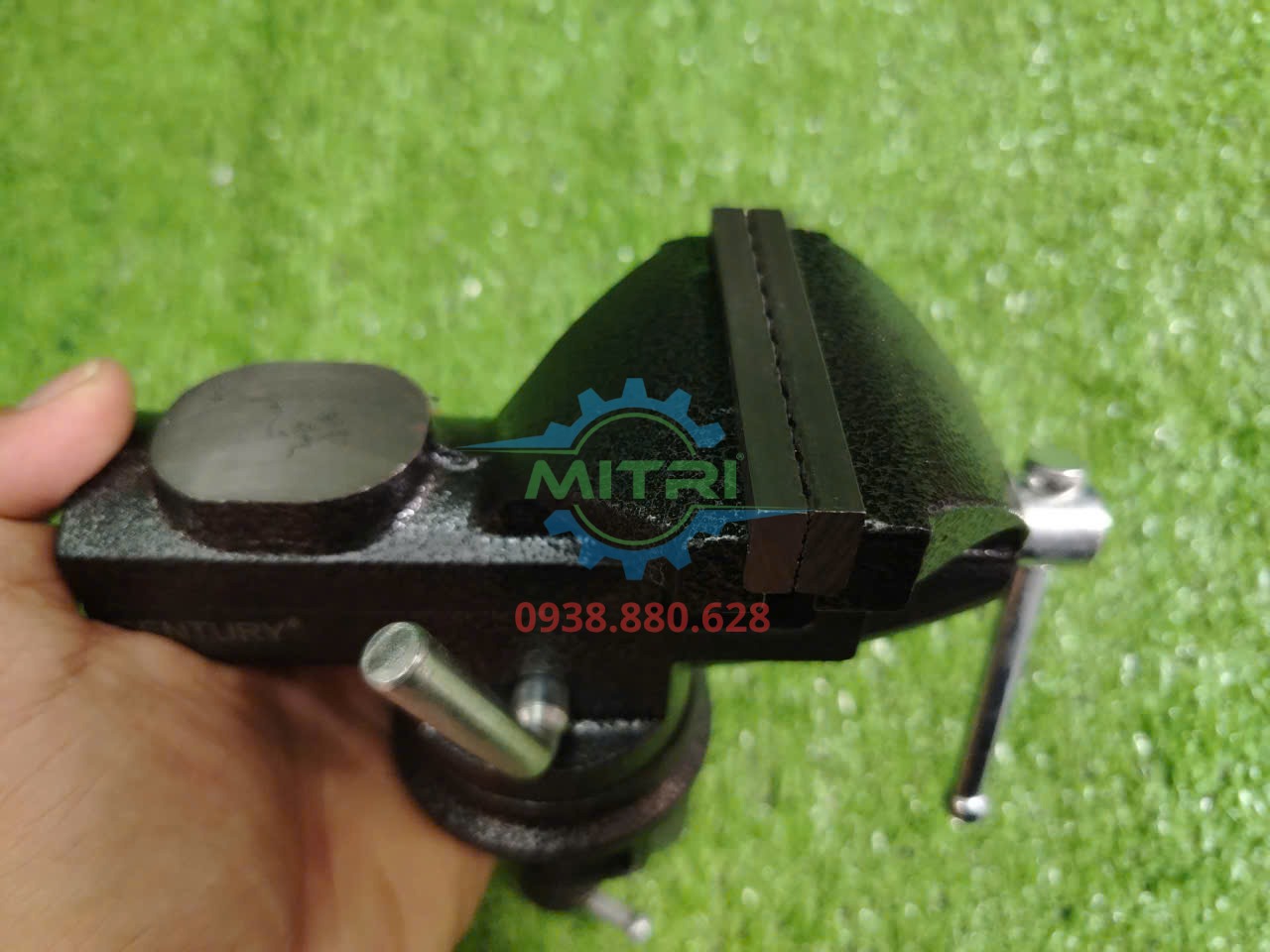 Cận cảnh má kẹp ê tô kẹp bàn Century SD-E-70 và mặt phẳng hỗ trợ thao tác