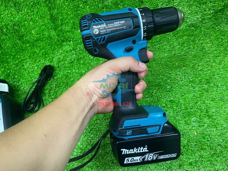 Makita DDF485Z cầm tay thực tế khi khoan vặn vít