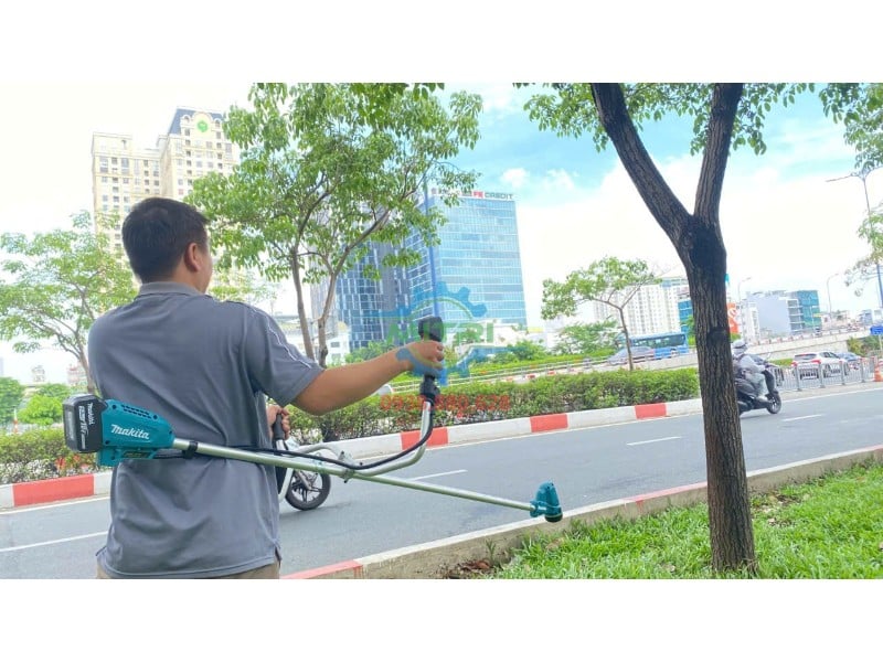 Makita DUR190UZX1 lắp pin sẵn sàng sử dụng