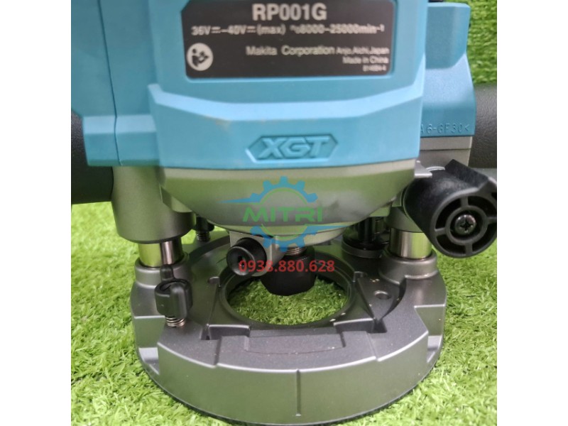 Máy phay Makita RP001GZ đặt trên tấm gỗ chuẩn bị phay