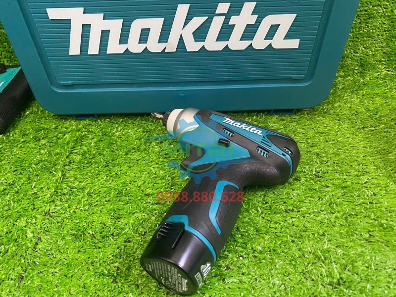 Máy bắt vít Makita TD090DWE góc nghiêng 45 độ