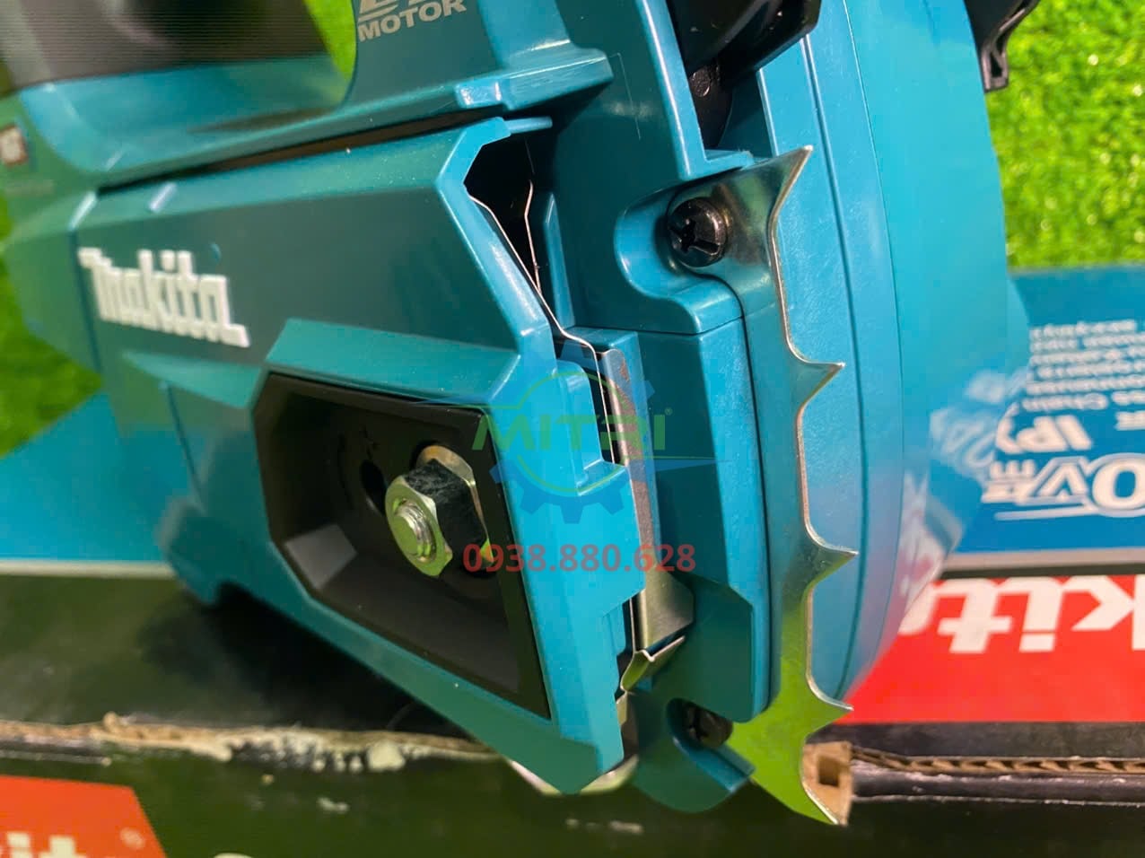 Mặt lắp lam trên máy cưa xích Makita UC007GZ cần kiểm tra trước khi gắn thanh dẫn hướng